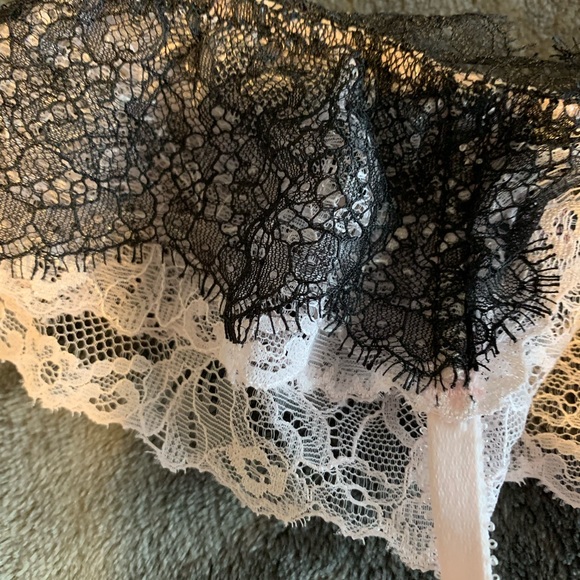 Victoria’s Secret lace garter belt NWOT - Picture 3 of 5
